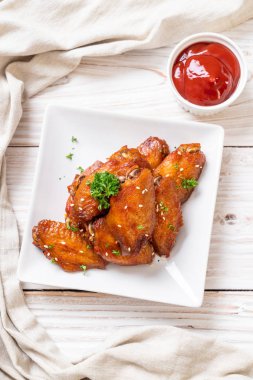 Beyaz susamlı ızgara tavuk kanadı.