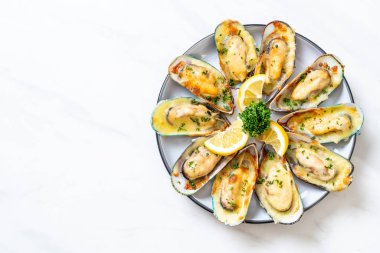 Peynirli taze midye.