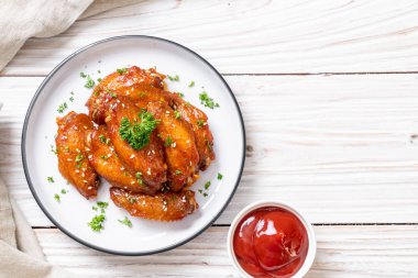 Beyaz susamlı ızgara tavuk kanadı.