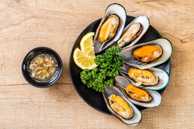 deniz ürünleri midye maydanoz ve limon ile