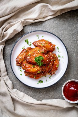 Beyaz susamlı ızgara tavuk kanadı.