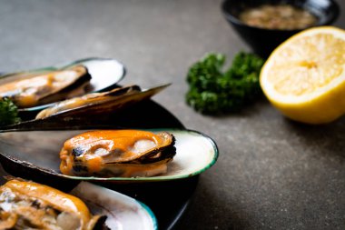 deniz ürünleri midye maydanoz ve limon ile