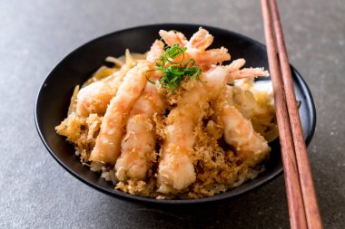 kızarmış karides tempura üzerinde beyaz surat - Japon yemekleri stil tepesinde