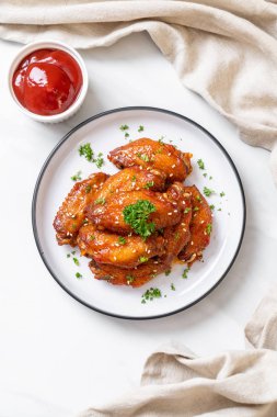 Beyaz susamlı ızgara tavuk kanadı.