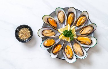 deniz ürünleri midye maydanoz ve limon ile