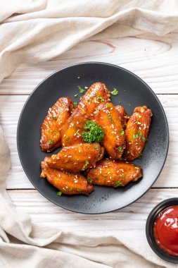 Beyaz susamlı ızgara tavuk kanadı.