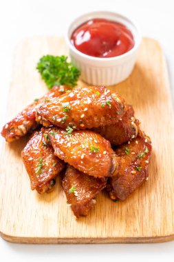 Beyaz susamlı ızgara tavuk kanadı.