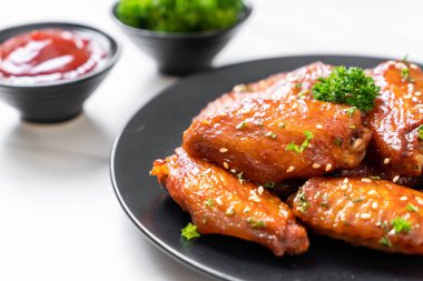 Beyaz susamlı ızgara tavuk kanadı.