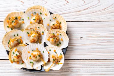 Kızarmış deniz tarağı, tereyağı ve sarımsak.