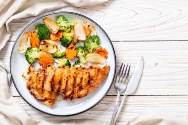 çukurunu tavuk göğsü biftek sebze (brokoli, havuç, soğan ile)