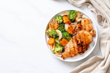 çukurunu tavuk göğsü biftek sebze (brokoli, havuç, soğan ile)