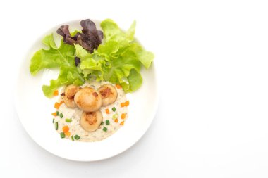 Beyaz arka plan üzerinde izole sebzeli ızgara tarak shell