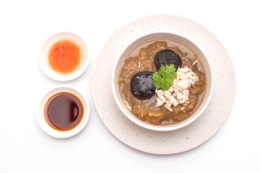 Yengeç beyaz arka plan üzerinde izole kase kırmızı et suyu çorbası kızarmış balık Maw