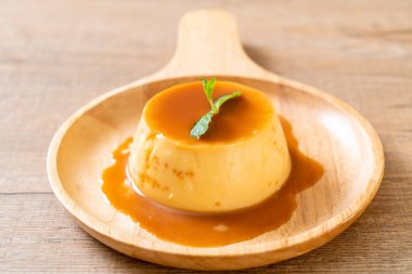 Naneli ev yapımı karamel kremalı puding.