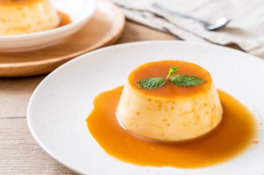 Naneli ev yapımı karamel kremalı puding.