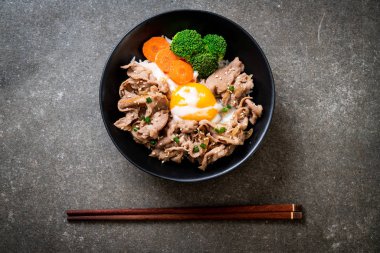 Donburi, domuz eti Pilav kasesi onsen yumurta ve sebze - Japon gıda tarzı