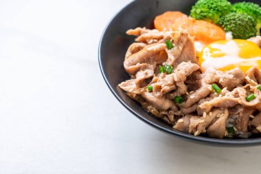 Donburi, domuz eti Pilav kasesi onsen yumurta ve sebze - Japon gıda tarzı