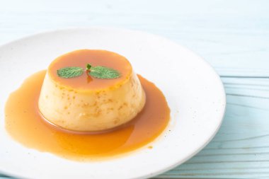 Naneli ev yapımı karamel kremalı puding.