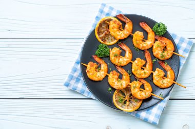 Limon - deniz ürünleri tarzı ile ızgara kaplan karides şiş