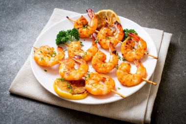 Limon - deniz ürünleri tarzı ile ızgara kaplan karides şiş