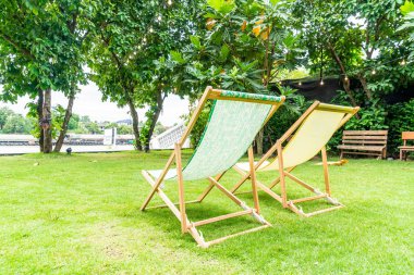 plaj sandalyesini bahçesinde çimenlerin üzerinde