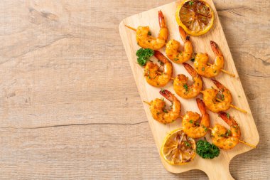 Limon - deniz ürünleri tarzı ile ızgara kaplan karides şiş