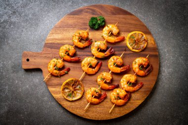 Limon - deniz ürünleri tarzı ile ızgara kaplan karides şiş