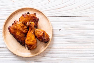 Masada ızgara ve ızgara tavuk.