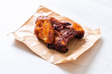 Masada ızgara ve ızgara tavuk.