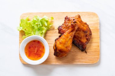 Masada ızgara ve ızgara tavuk.