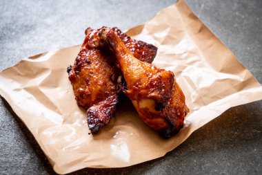 Masada ızgara ve ızgara tavuk.