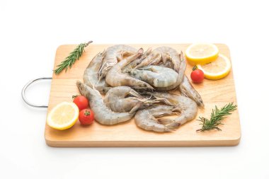 Beyaz arka planda çiğ karides ya da karides.