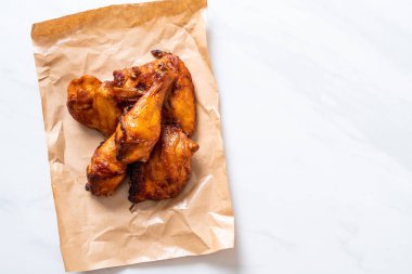 Masada ızgara ve ızgara tavuk.