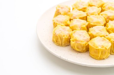 Karides Çince buğulanmış beyaz arka plan üzerinde izole hamur tatlısı