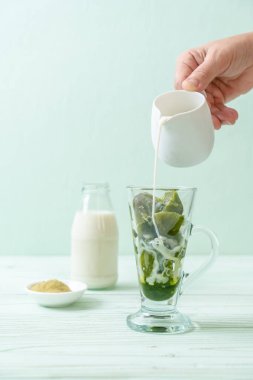 Matcha yeşil çay buzlu cam sütlü