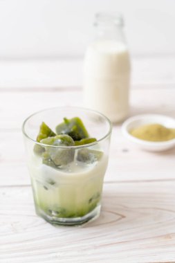 Matcha yeşil çay buzlu cam sütlü