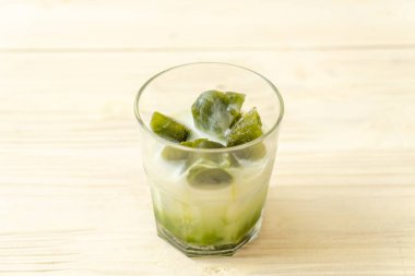 Matcha yeşil çay buzlu cam sütlü