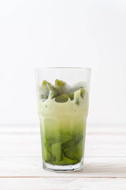 Matcha yeşil çay buzlu cam sütlü