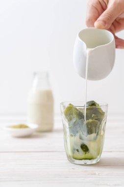 Matcha yeşil çay buzlu cam sütlü