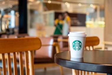 Bangkok, Tayland - 29 Haziran 2018: Starbucks sıcak içecek kahve sahibi Starbuck kafede masada ile.