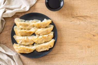 Japon gyoza 'sı ya da soya soslu hamur tatlısı.