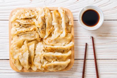 Japon gyoza 'sı ya da soya soslu hamur tatlısı.