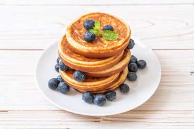 Taze yaban mersinli gözleme.