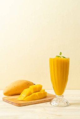 taze mango smoothies - sağlıklı yiyecek ve içecek konsepti