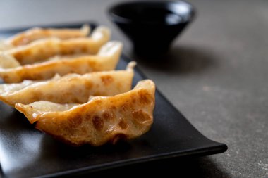 Japon gyoza 'sı ya da soya soslu hamur tatlısı.