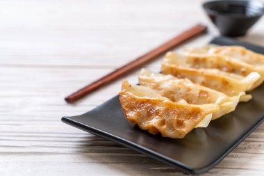 Japon gyoza 'sı ya da soya soslu hamur tatlısı.