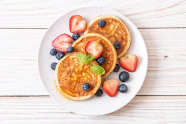 taze yaban mersini, taze çilek ve bal ile sufle gözleme