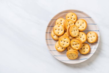 Hindistan cevizli bisküvi ve ananas reçeli.