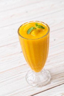 taze mango smoothies - sağlıklı yiyecek ve içecek konsepti