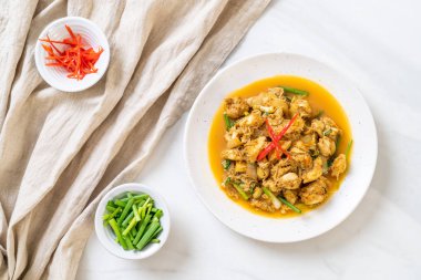 Fried yengeç ile toz köri - Tayland mutfağı